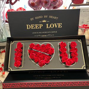 Boîte I LOVE YOU en roses artificielles